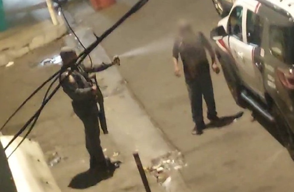 PM joga spray no rosto de morador de Heliópolis, maior favela de São Paulo — Foto: Reprodução/Redes sociais