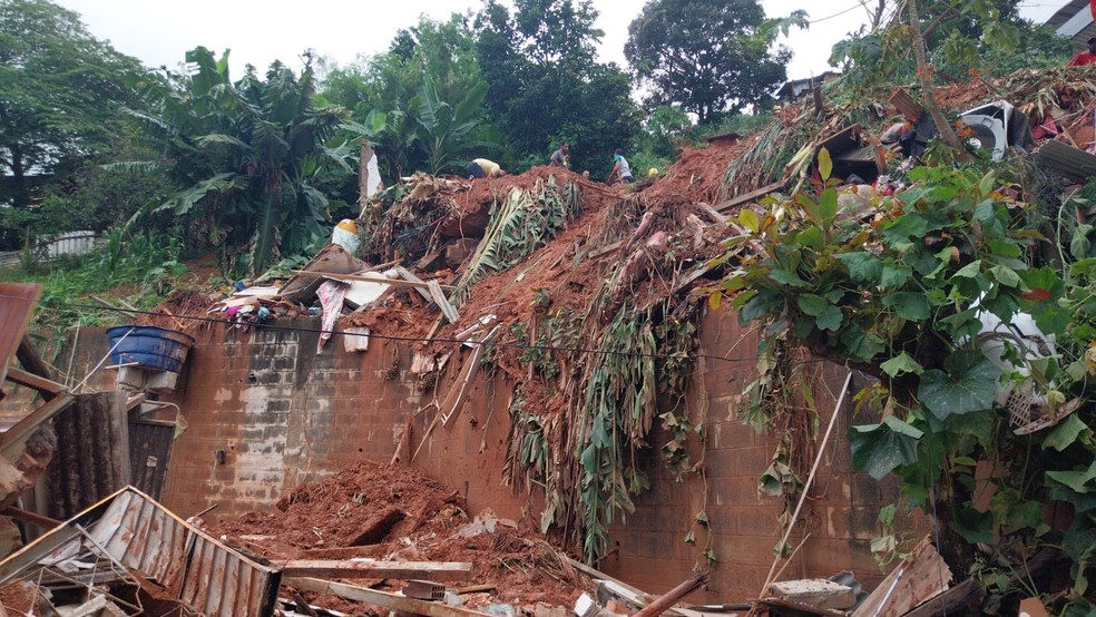 Oito pessoas morreram em deslizamentos de terra registrados em vários pontos da cidade — Foto: Samuel Carlos/Inter TV dos Vales