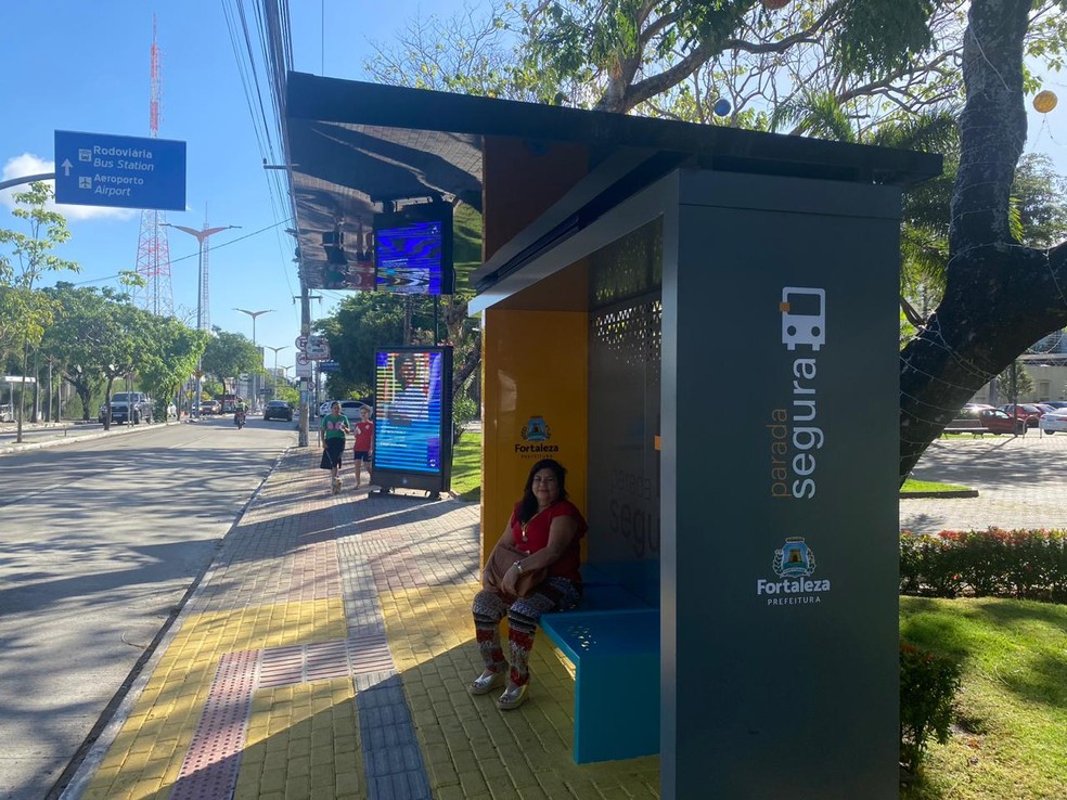 Paradas de ônibus de Fortaleza vão contar com entrada USB, wi-fi e câmeras de segurança. — Foto: Leonardo Igor/g1 CE