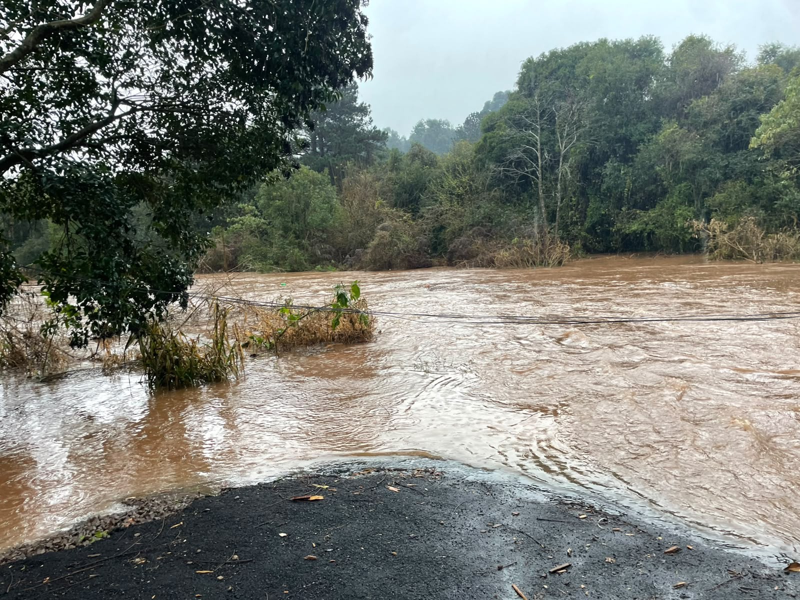 Chuva no RS: cidades registram alagamentos, acessos são bloqueados e rio atinge cota de inundação