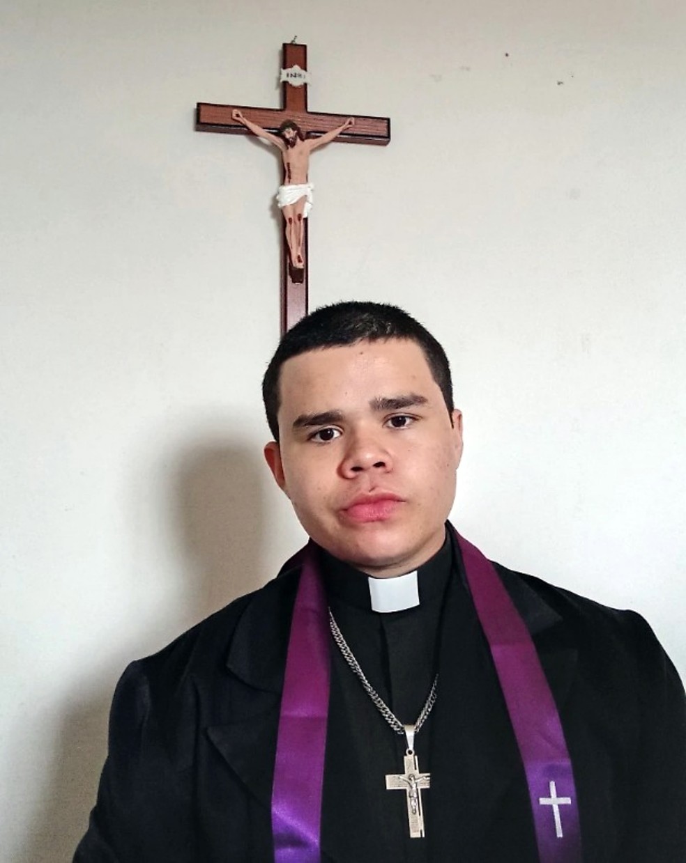 Jovem que se apresenta como padre é preso suspeito de manter mulher em cárcere privado em Varginha — Foto: Reprodução redes sociais