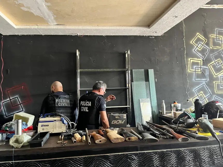 Polícia fecha fábrica clandestina de armas de fogo no fundo de barbearia em Belém