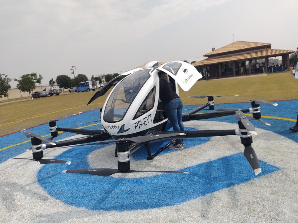 Primeiro voo experimental de 'carro voador' no Brasil é realizado em Quadra, no interior de SP — Foto: Marcel Scinocca/g1