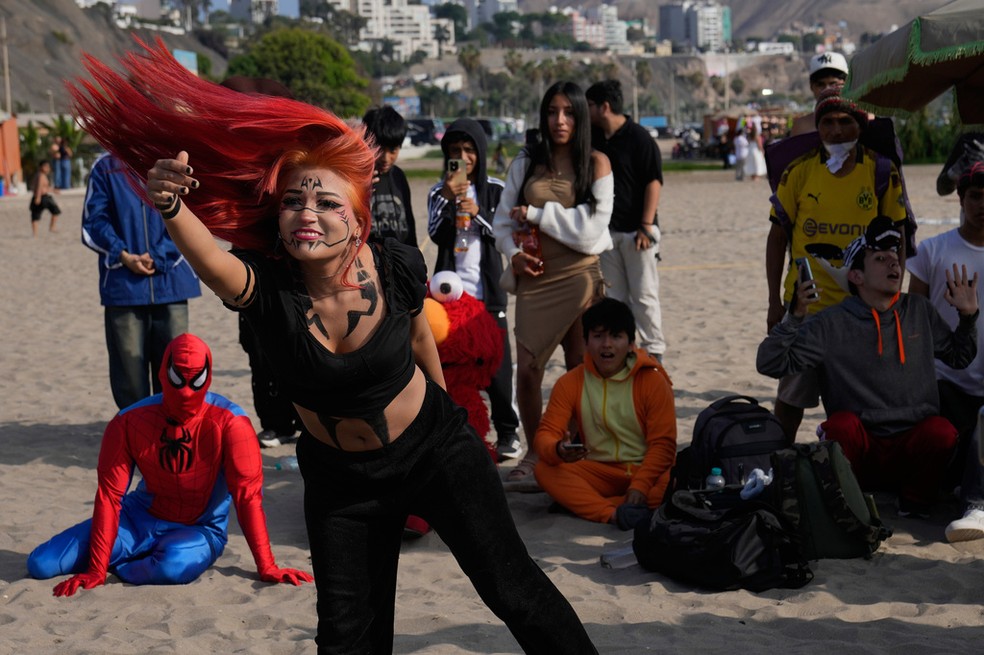 Jovem se apresenta em campeonato de farmar aura em praia de Lima, no Peru, em 29 de agosto de 2026. — Foto: Martin Mejia/ AP