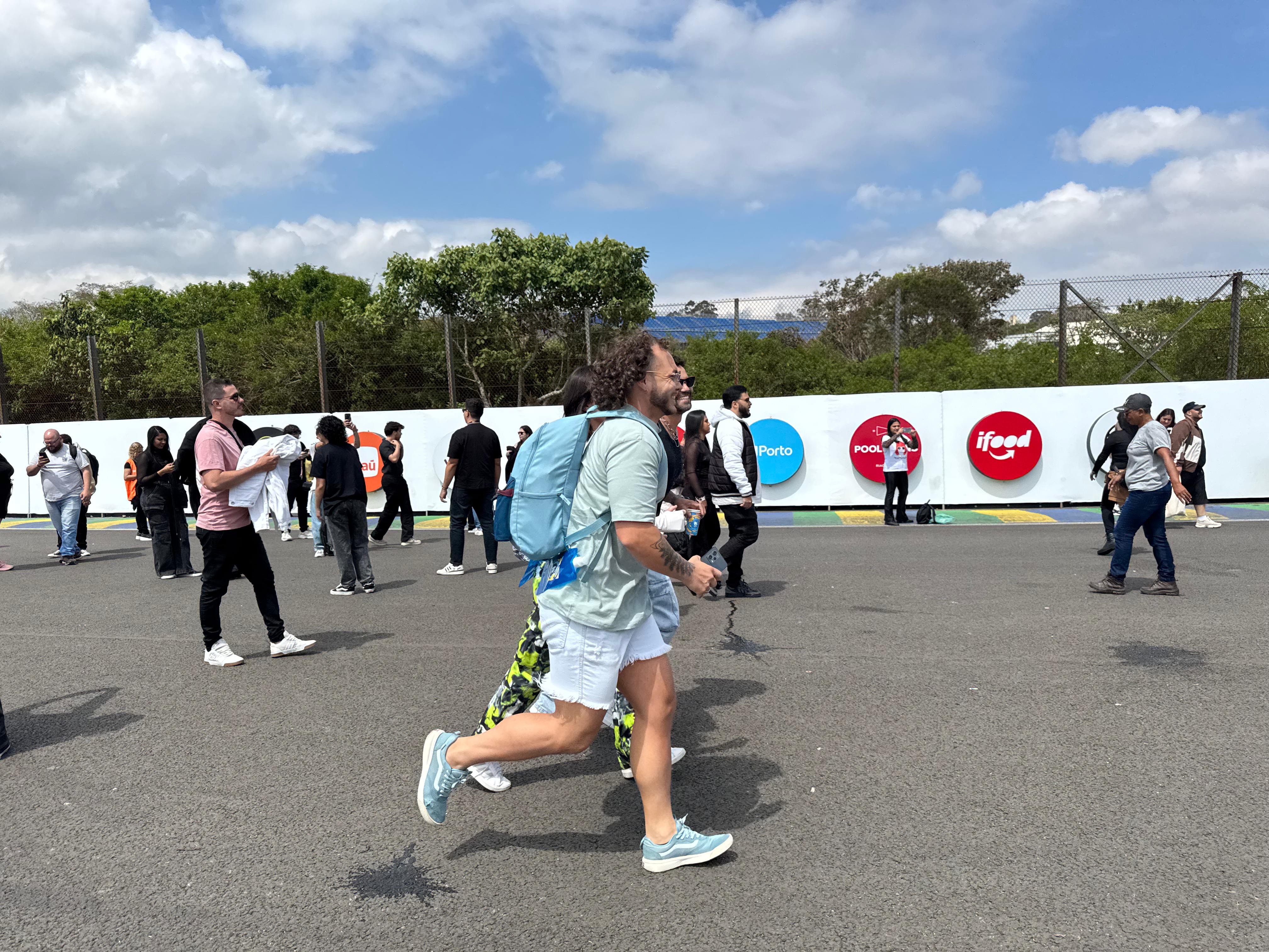 Público mantém animação no quarto dia de The Town e corre para pegar grade