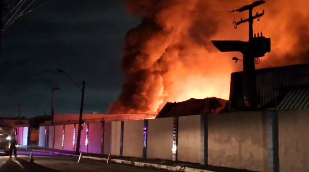 Fogo começou por volta de 1h desta quinta-feira (27), provocando explosões no interior da fábrica. — Foto: Arquivo pessoal