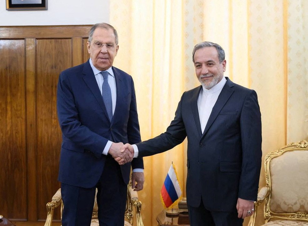 O Ministro das Relações Exteriores da Rússia, Sergei Lavrov, aperta a mão do Ministro das Relações Exteriores do Irã, Abbas Araqchi, durante uma reunião em Teerã — Foto: Ministério das Relações Exteriores da Rússia/Divulgação via REUTERS