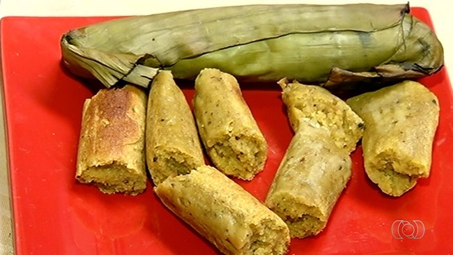 Cozinheira ensina como preparar broa da roa enrolada na folha de banana