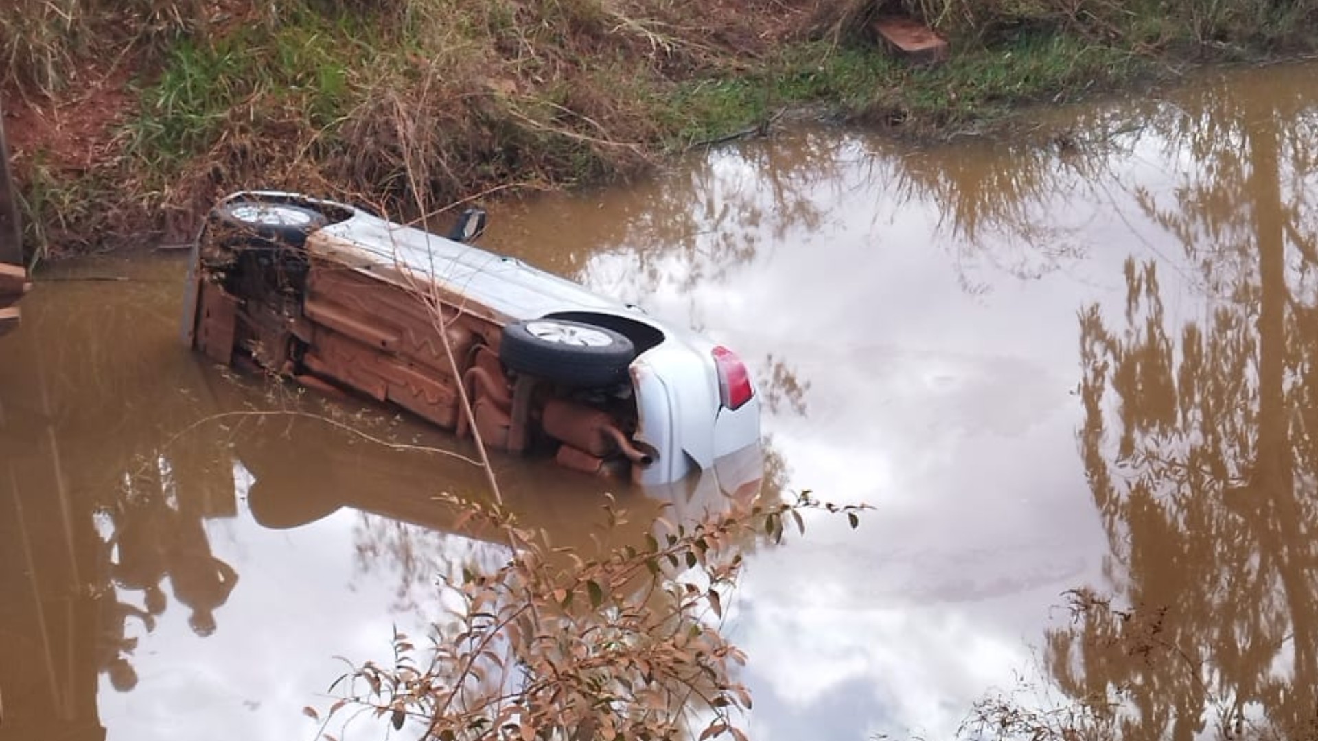 Carro despenca de ponte de madeira e mata mãe e filha em rio de MS