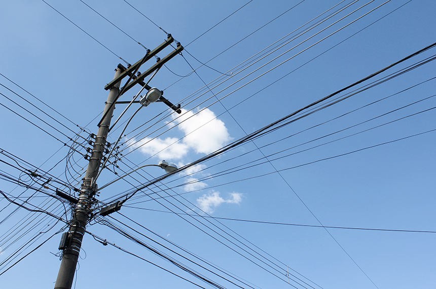 Vizinhos morrem eletrocutados ao tentarem consertar linha telefônica com galhos de árvore, no Paraná