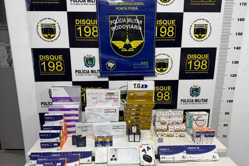 Medicamentos e eletrônicos apreendidos somam mais de R$130 mil — Foto: Polícia Militar Rodoviária/ Divulgação