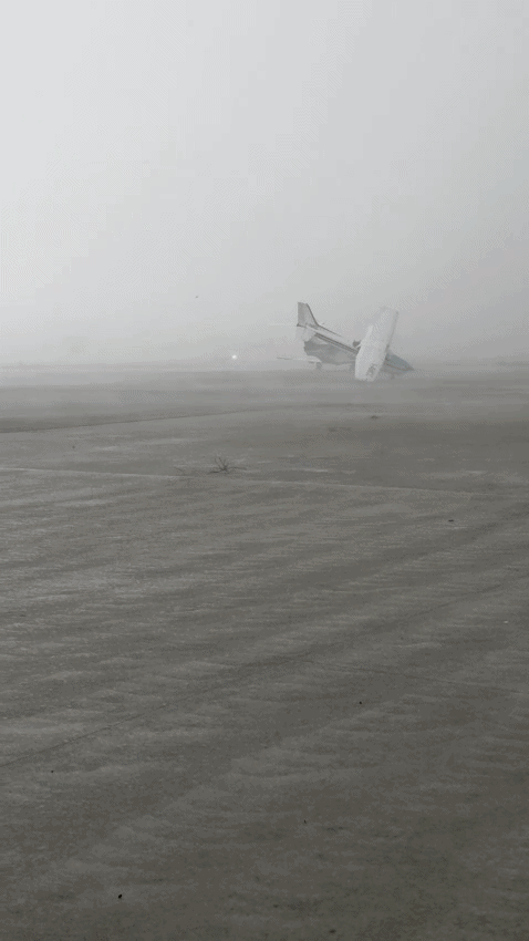 VÍDEO: avião capota e é arrastado durante tempestade com ventos de até 120km/h na Itália