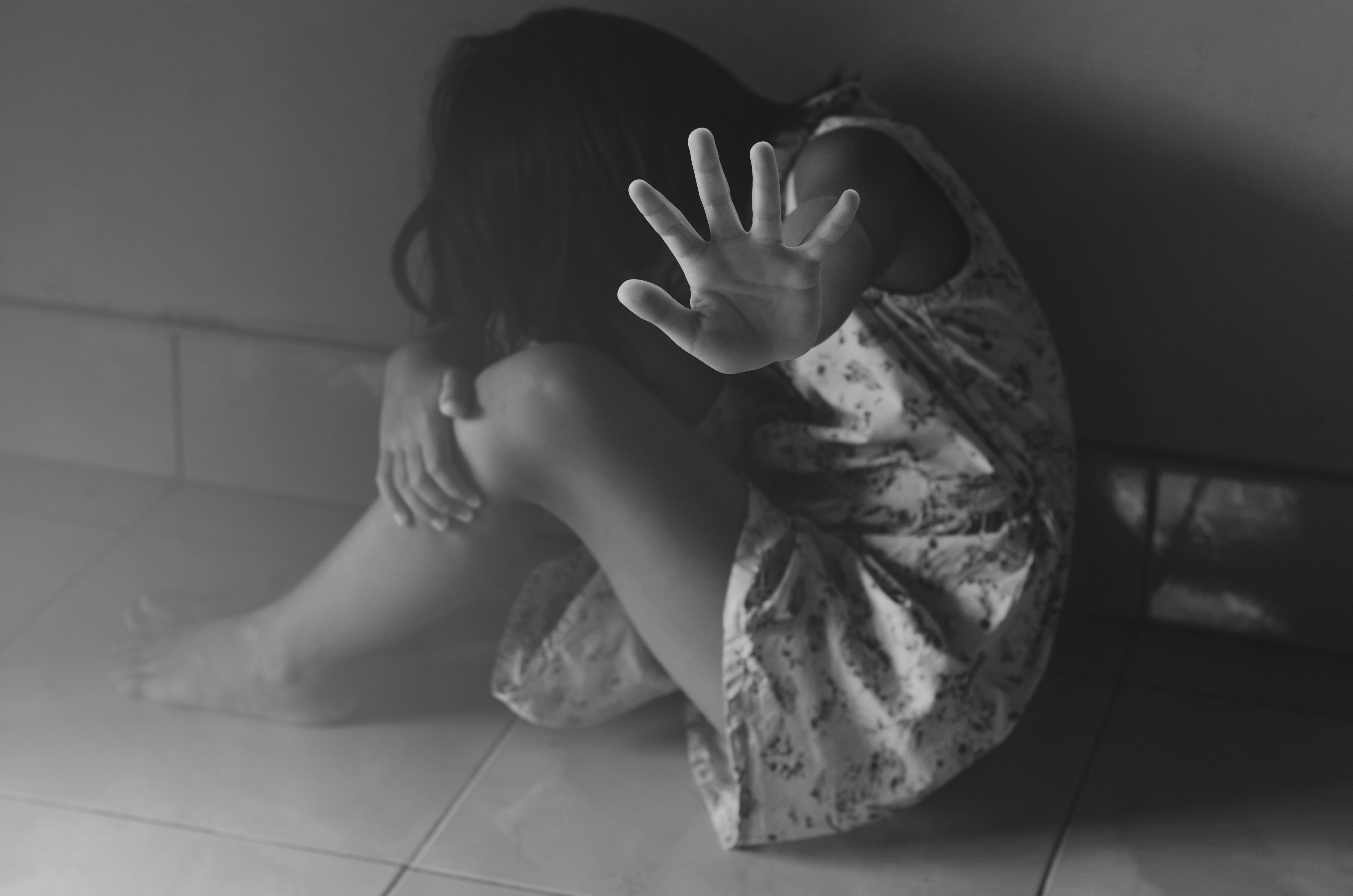 Violência sexual antes dos 18 anos é cometida contra 18,9% das mulheres e 14,8% dos homens, aponta estudo