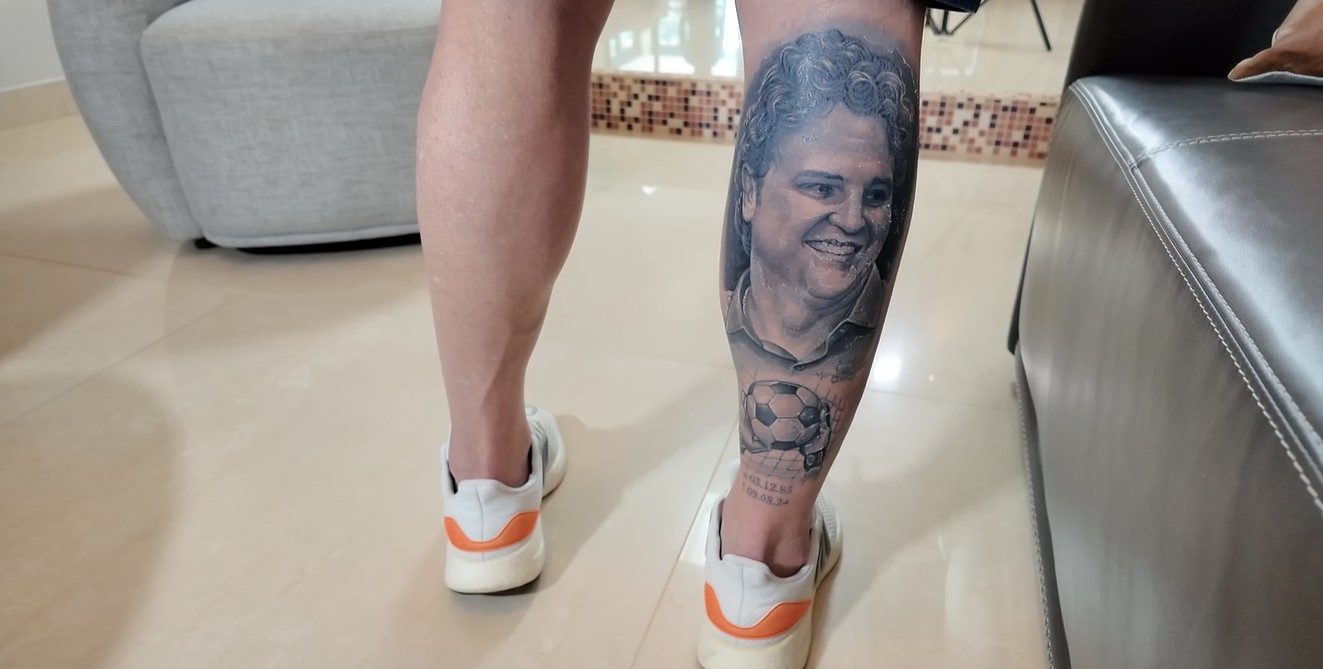 Empresário tatua foto do irmão que morreu em desastre aéreo da Voepass: 'Quis eternizar para ter ele ao meu lado sempre'