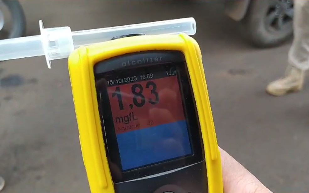 Bafômetro constata teor de 1,83 mg/l de álcool no organismo de motociclista — Foto: Reprodução/PRF