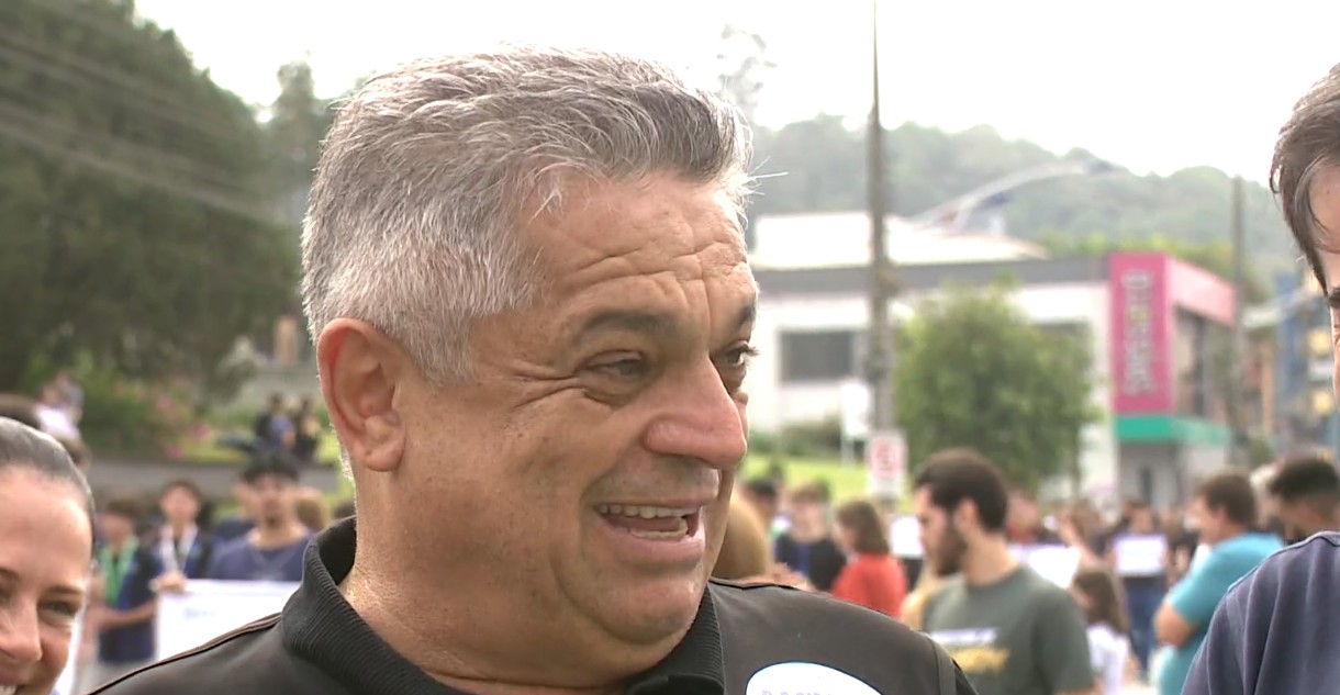 Eleições 2026 em SC: João Rodrigues acompanha desfile cívico e encontra apoiadores no Norte