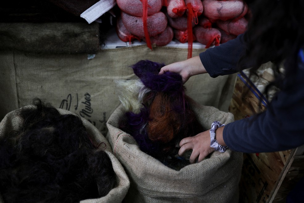 Saco cheio de cabelo humano, que será transformado em folhas e discos de cobertura compostáveis por meio de tecelagem mecânica — Foto: REUTERS/Pablo Sanhueza