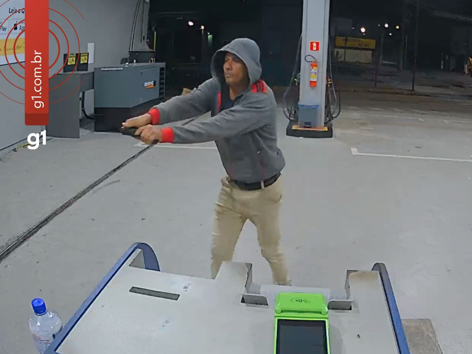 Criminosos rendem vítimas durante assalto em posto de combustível em Rio Branco; Veja vídeo