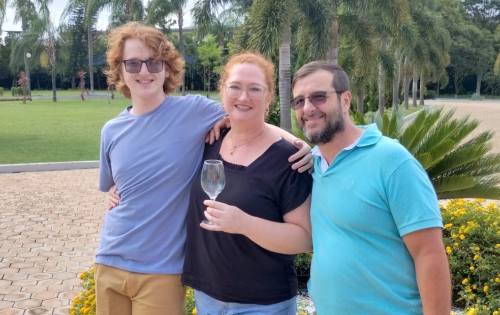 João comemora a conquista ao lado da família em Ibitinga — Foto: Arquivo pessoal