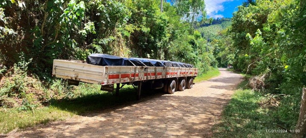 Carreta com carga avaliada em R$ 500 mil é recuperada após denúncia — Foto: Guarda Municipal/Divulgação