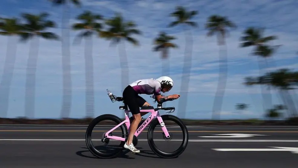 O Ironman inclui um circuito de 180 km de bicicleta. — Foto: Getty Images/BBC