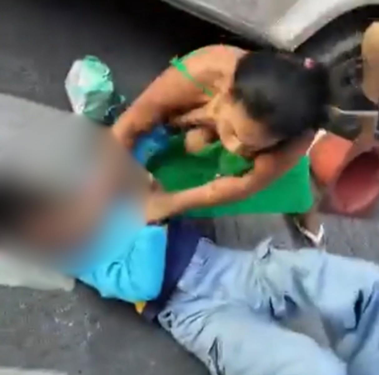 Menina de 12 anos é espancada por mulher na porta da escola na Grande BH; vídeo mostra agressões