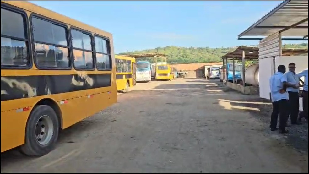 Ônibus parados em Porto do Sauípe nesta quarta-feira (13) — Foto: Reprodução/Redes Sociais