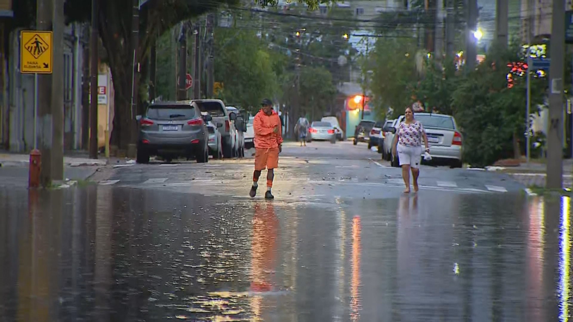 Porto Alegre teve, em pouco mais de uma hora, um terço da chuva esperada para o mês; veja estragos