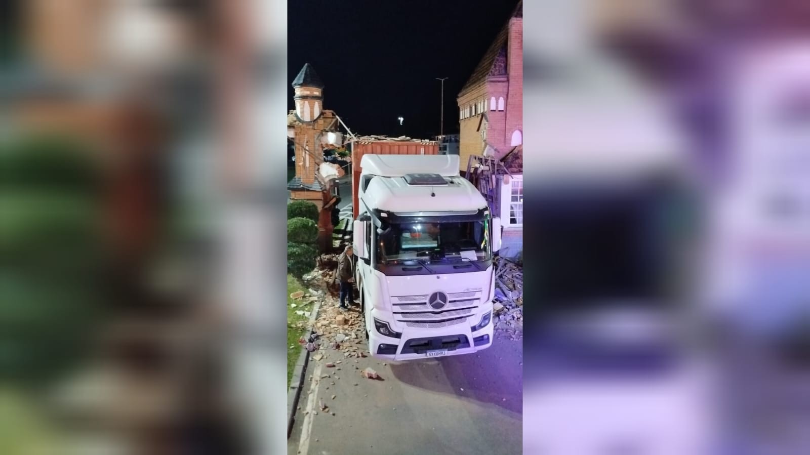 Carreta destrói estrutura de pórtico considerado cartão-postal de cidade conhecida como 'a mais alemã do Brasil'