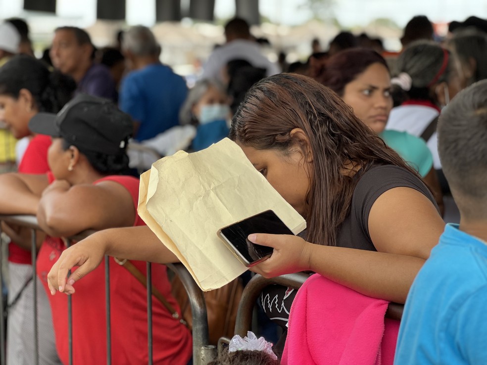 Migrantes venezuelanos esperam atendimento em Pacaraima, na fronteira com a Venezuela — Foto: Caíque Rodrigues/g1 RR
