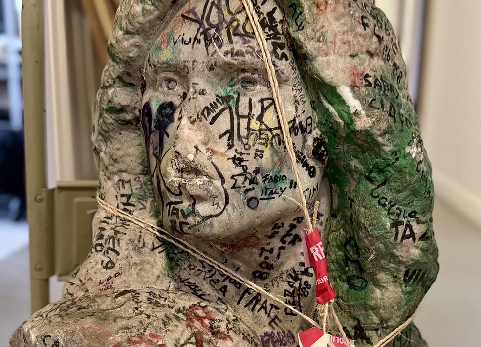 洋楽 RIOT memorial Após quase 40 anos, polícia francesa encontra escultura de Jim