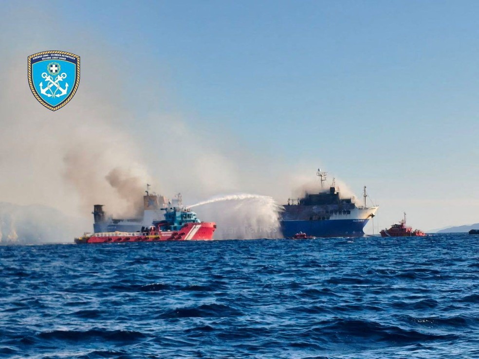 Embarcação da Guarda Costeira combate chamas em navio aportado em Mykonos — Foto: Guarda Costeira da Grécia