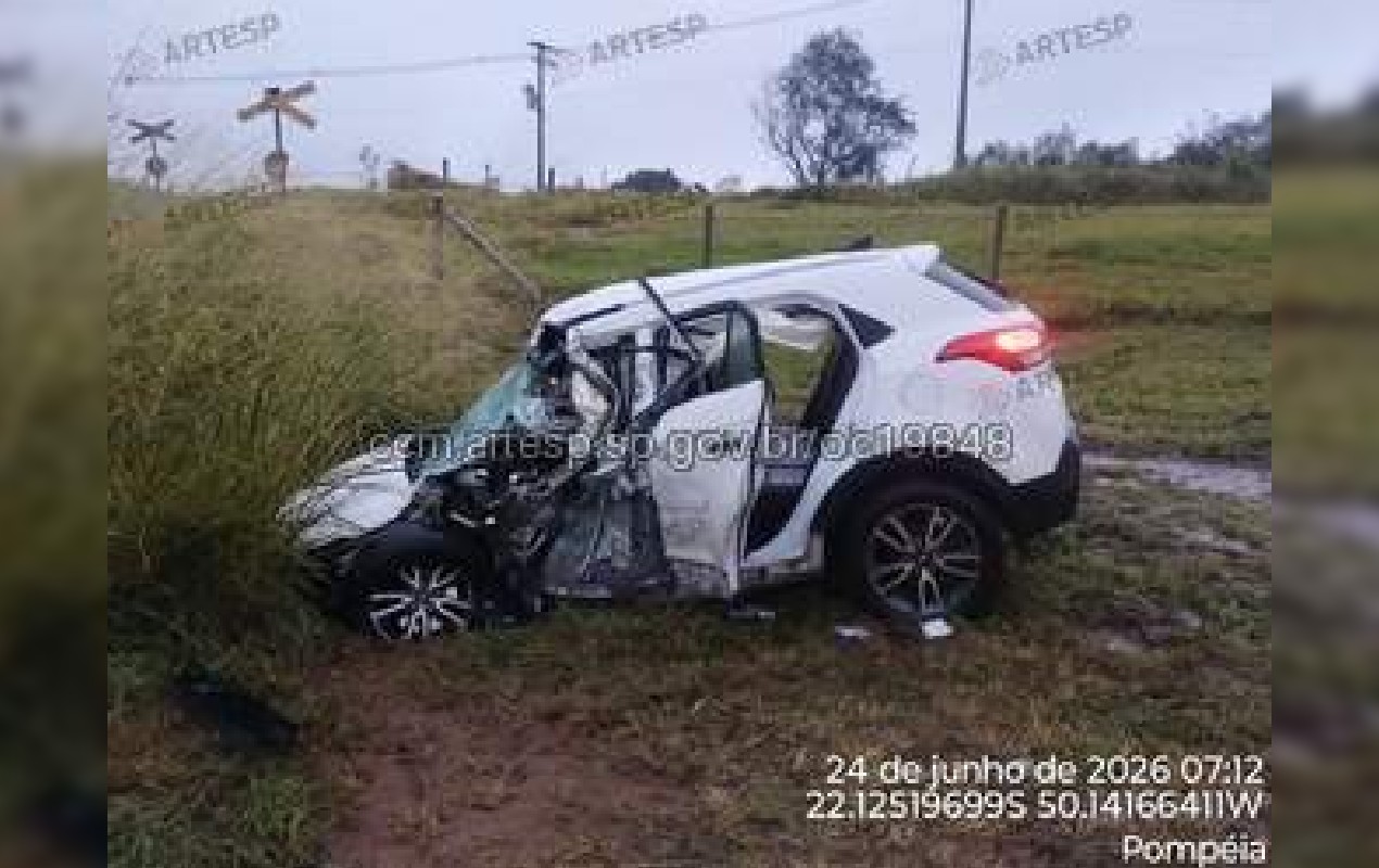 Quatro pessoas ficam feridas após carro bater de frente com ambulância da prefeitura de Tupã na SP-294 
