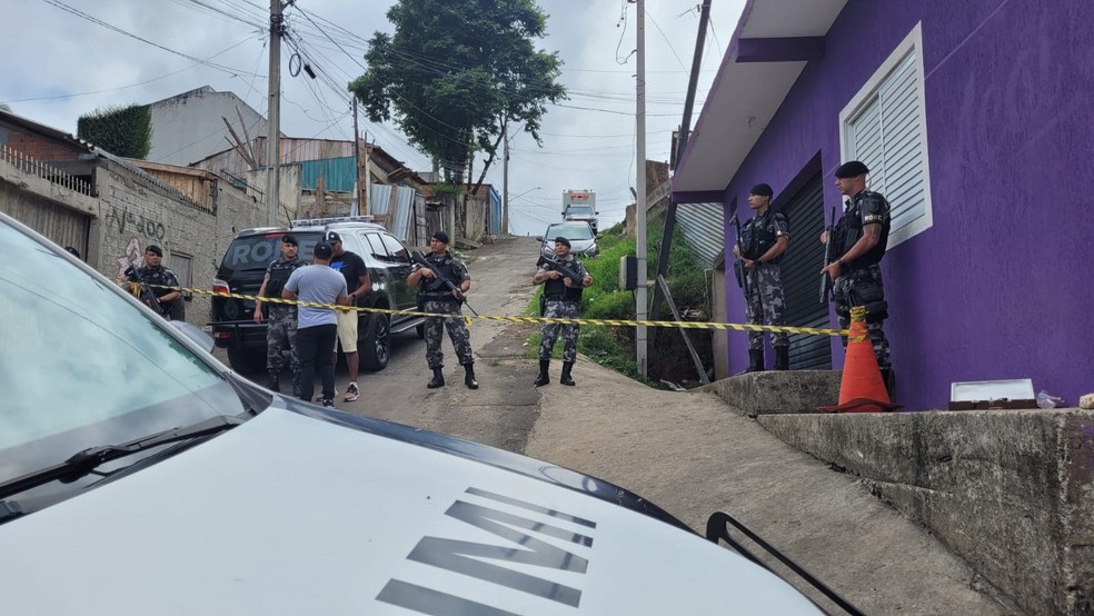 Diversas equipes policiais, do Instituto de Criminalística e IML estão no local — Foto: Victor Hugo Bittencourt/RPC Curitiba