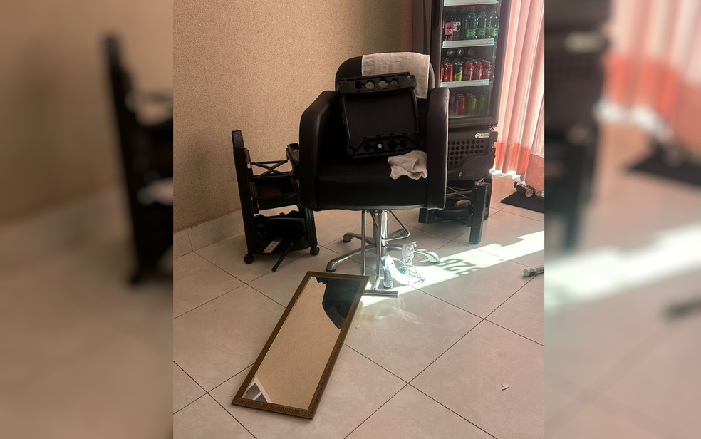 Móvel quebrado durante confusão em salão de beleza em Goiânia, Goiás — Foto: Arquivo Pessoal