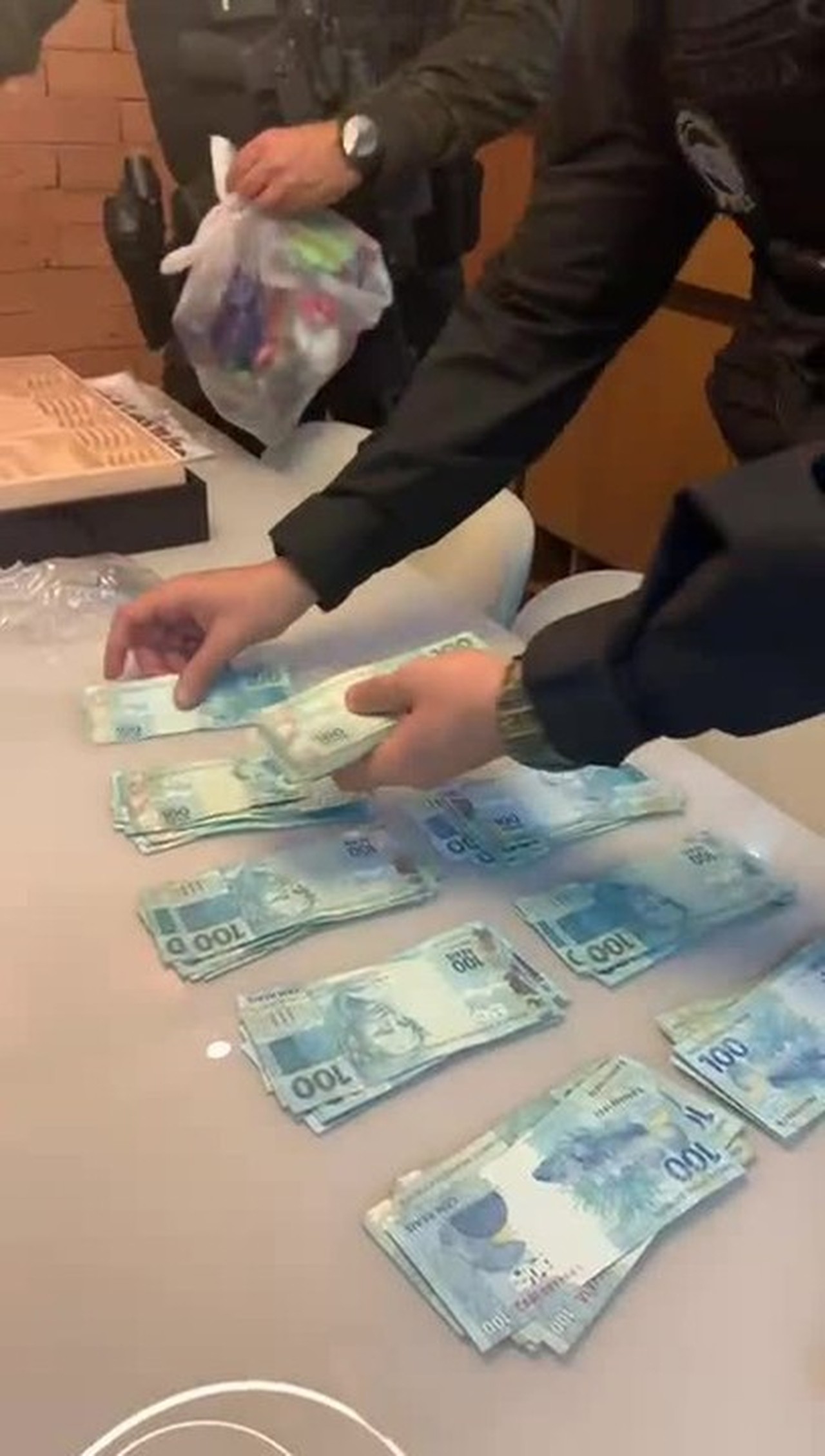 Operação tenta prender 77 suspeitos por golpe que cria 'falso intermediário' para vendas na web