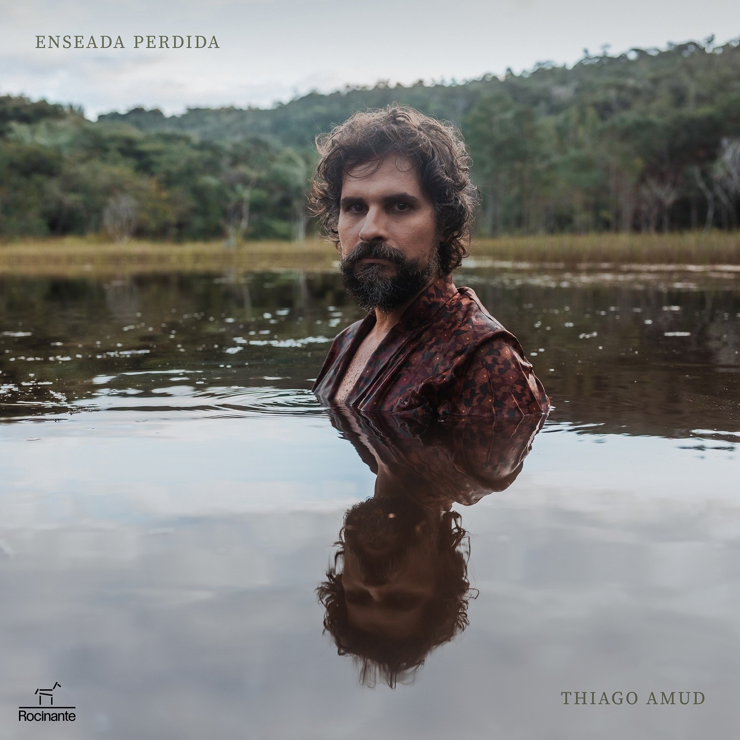 Thiago Amud anda para frente ao mover águas passadas no caudaloso mar de canções do álbum ‘Enseada perdida’