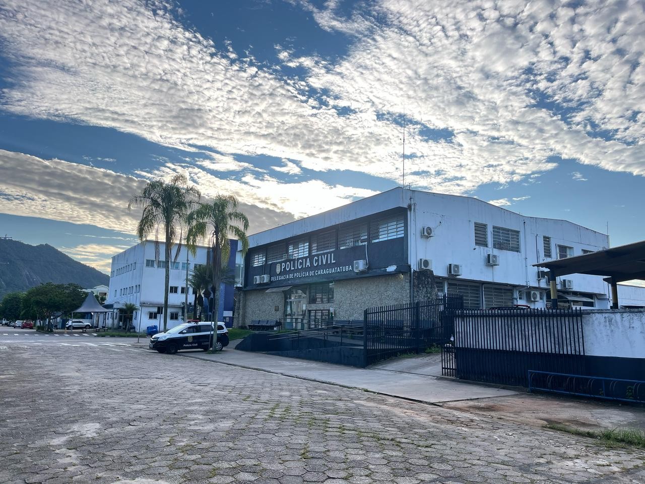 Casal é encontrado morto com marcas de tiros dentro de casa em Caraguatatuba; polícia investiga caso como feminicídio seguido de suicídio