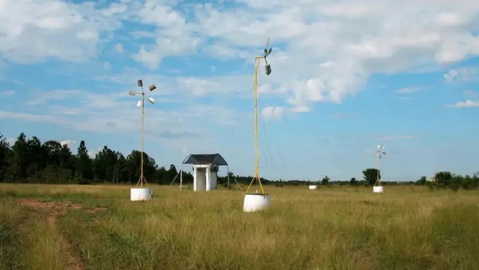 Bombas de água movidas a energia eólica, projetadas e construídas pela comunidade de Gaviotas — Foto: Gaviotas
