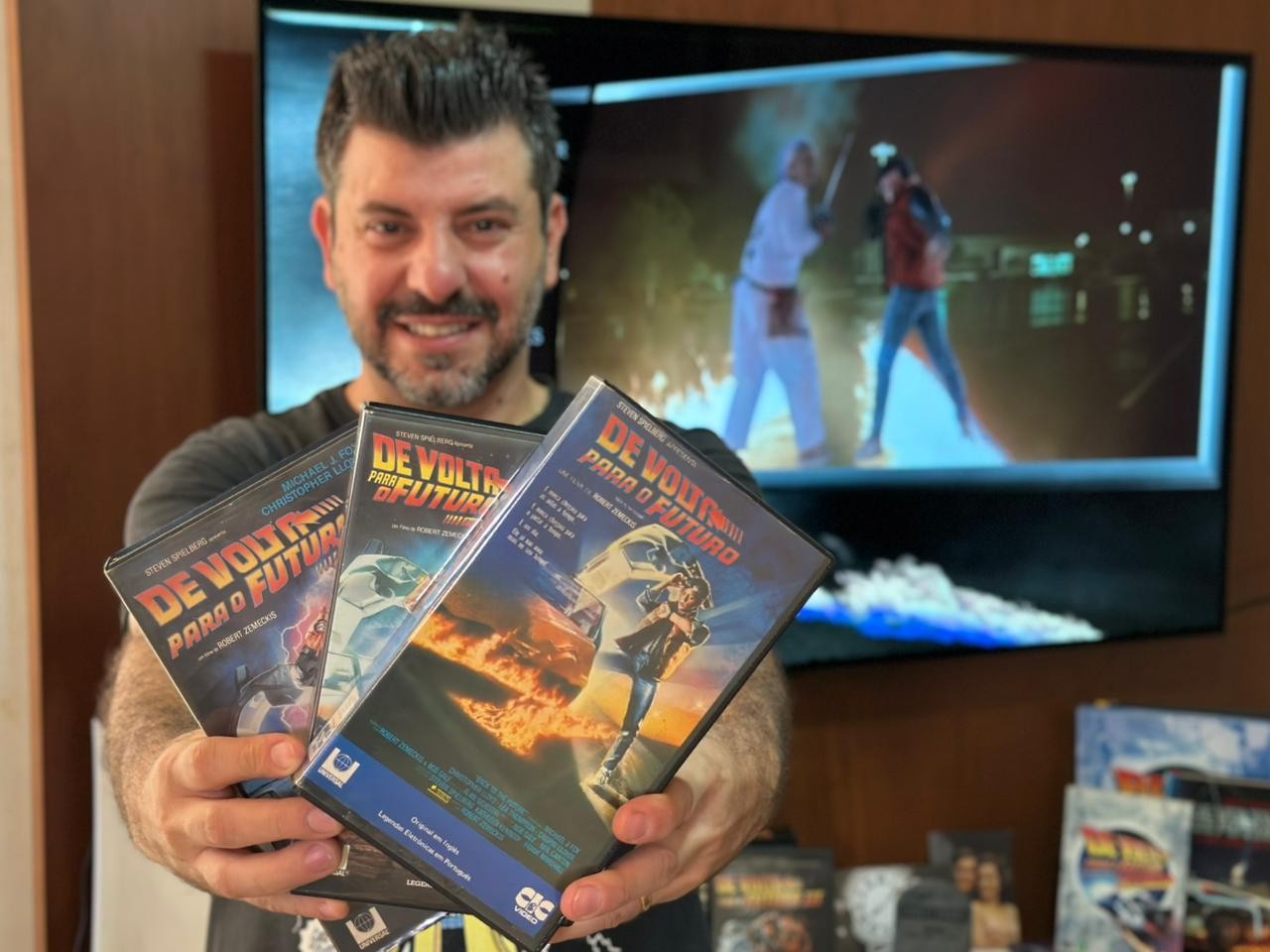 Fã com coleção de mais de 100 itens celebra retorno aos cinemas do filme 'De Volta para o Futuro': 'Nostálgico reviver'