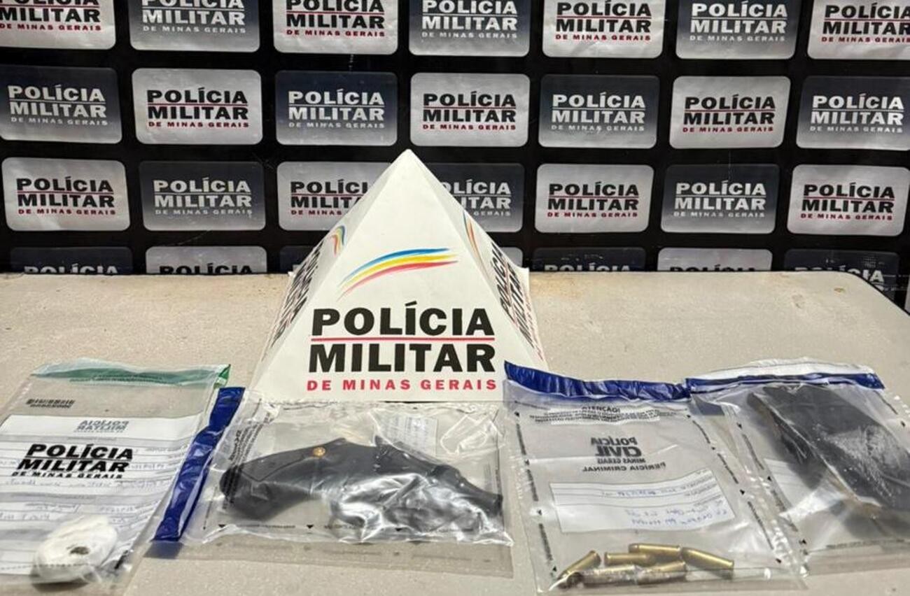 Arma e munições são apreendidas em guarda-volumes de rodoviária após prisão de foragido no banheiro