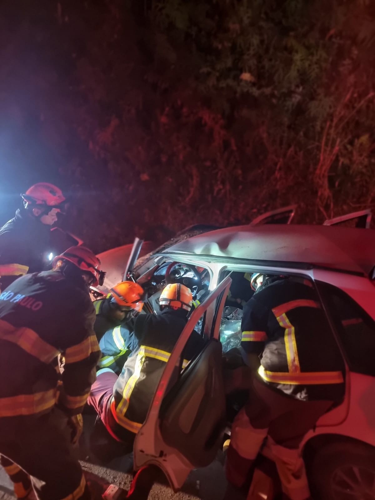 Colisão entre carros deixa três pessoas feridas na Rio-Santos, em Ubatuba
