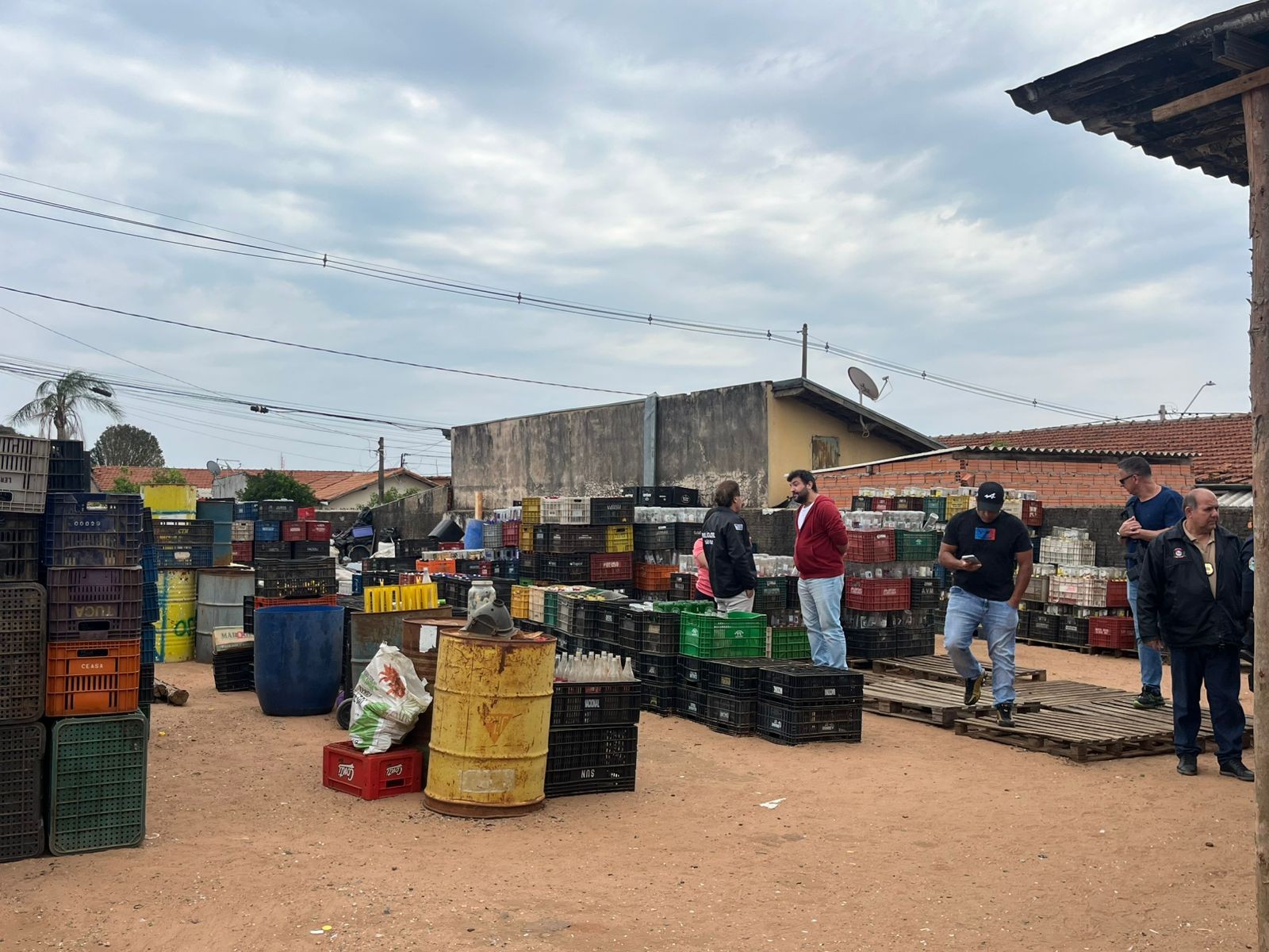 Garrafas são apreendidas em depósito irregular durante fiscalização contra adulteração de bebidas em Botucatu 