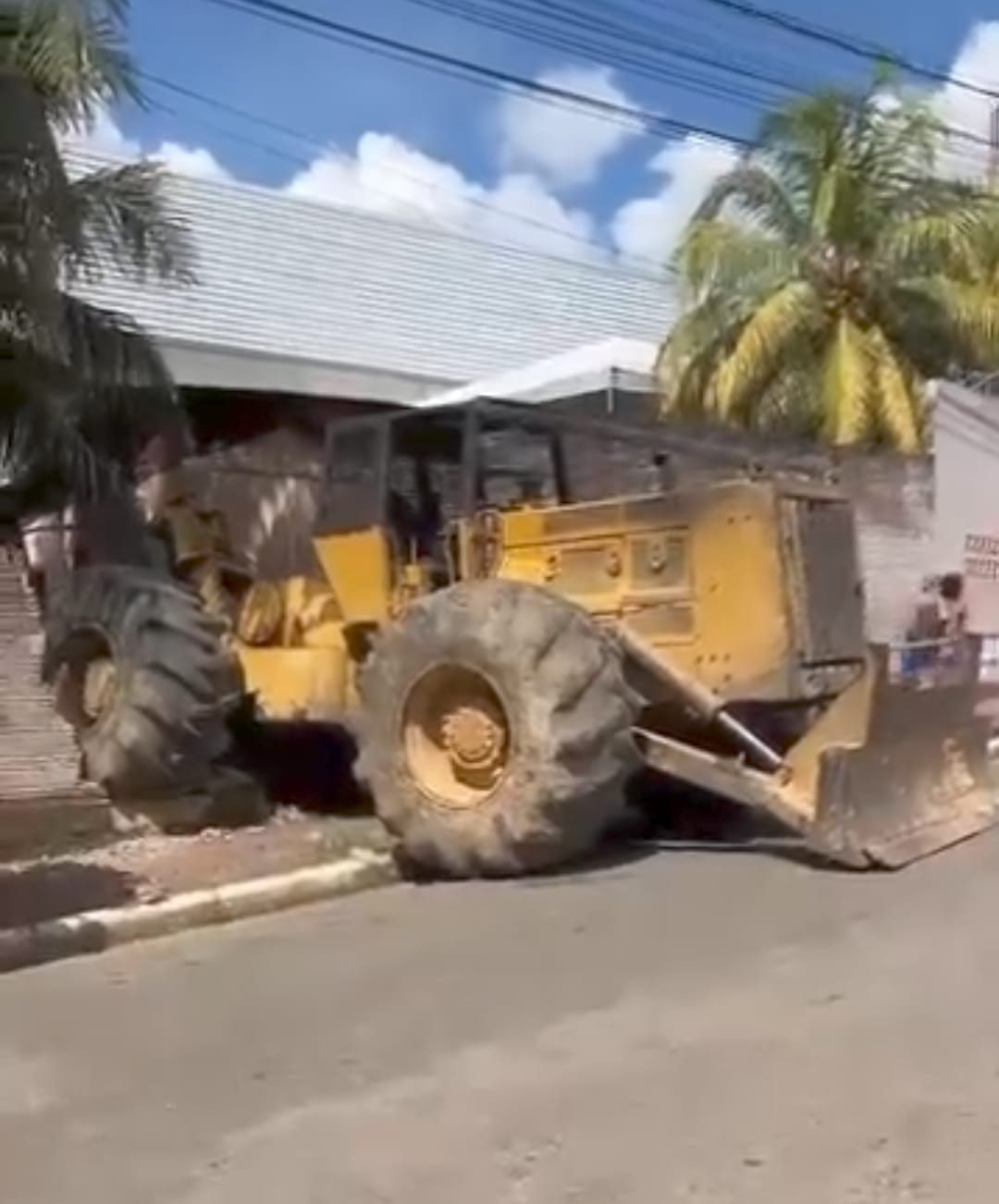 VÍDEO: Trator se solta de carreta e invade terreno de residência em Rio Branco