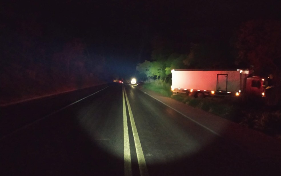 Motorista de caminhonete morre após bater de frente com caminhão no oeste da Bahia — Foto: Divulgação/PRF