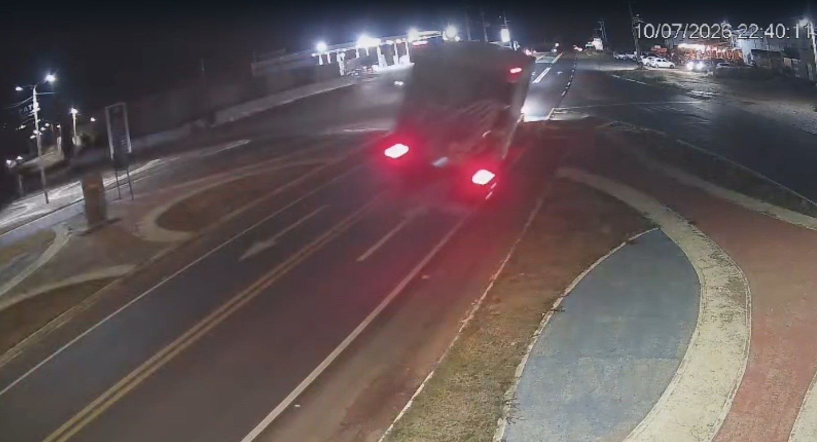 Carreta carregada de melão tomba na BR-226 e atinge três veículos no Oeste do RN; veja vídeo