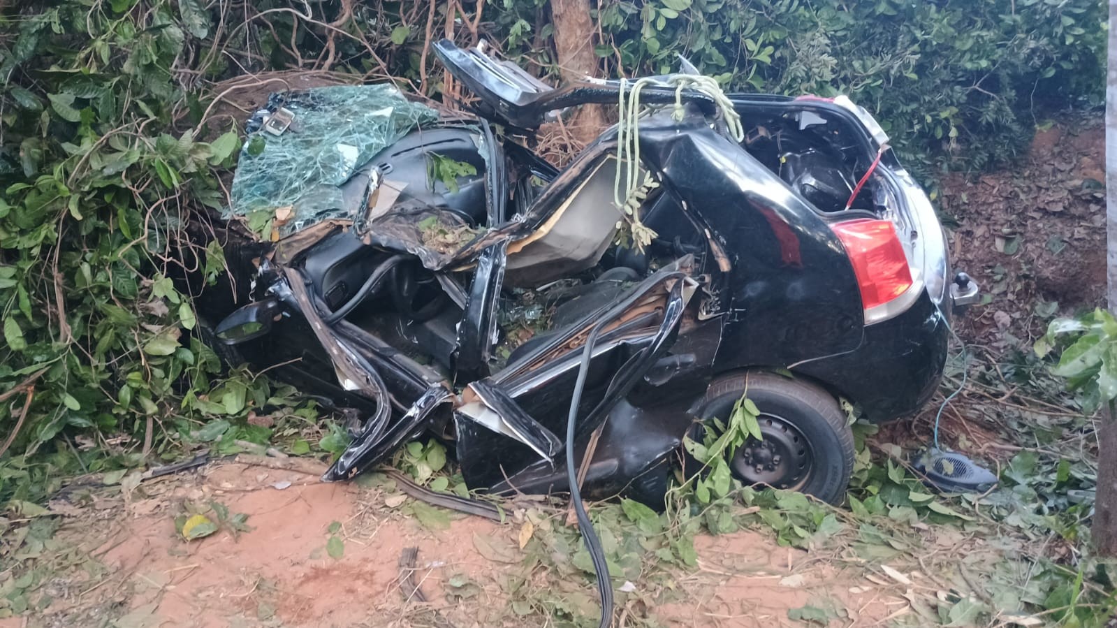 Capotamento de carro deixa uma pessoa presa às ferragens na MG-402; outros quatro ocupantes também ficaram feridos