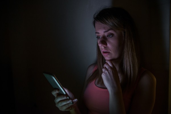 Mulheres jovens são mais suscetíveis a desenvolverem ansiedade por causa do uso excessivo do celular. | Foto: Freepik