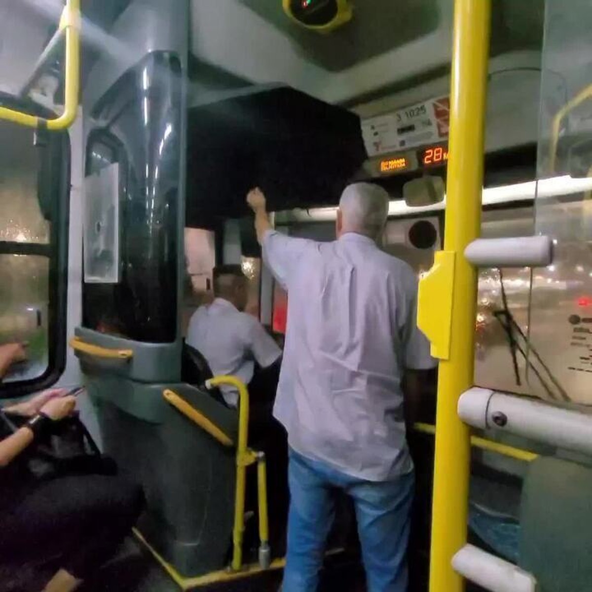 VÍDEO: Cobrador é flagrado segurando guarda-chuva para motorista de ônibus com goteira na Zona Leste de SP 