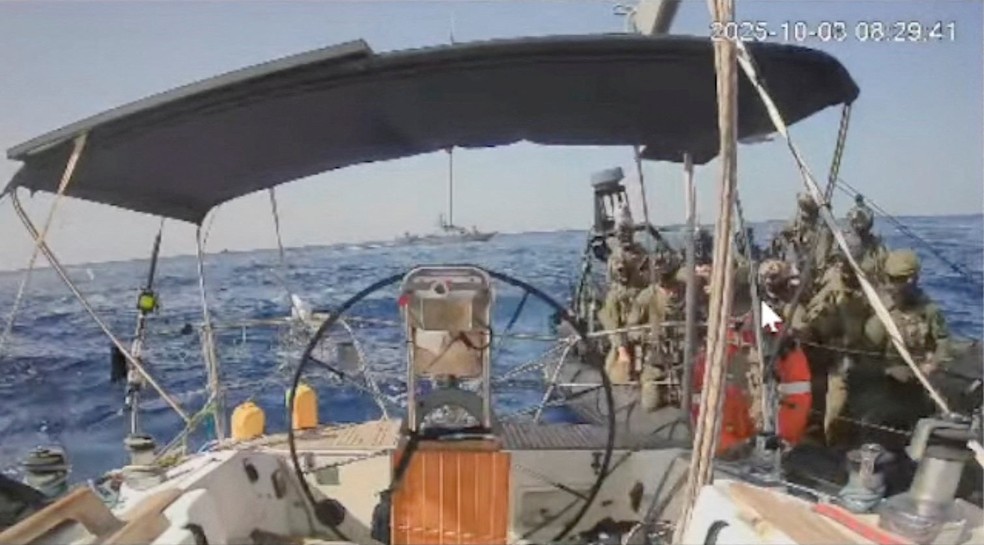 Câmera de segurança registra tropas israelenses interceptando barco de flotilha em 3 de outubro de 2025. — Foto: Global Sumud Flotilla via Reuters